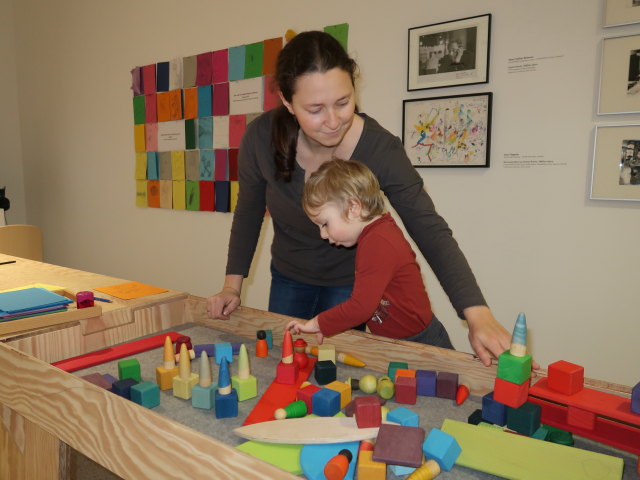 Sabine und Nils in der Ausstellung 'Nie endg&uuml;ltig! Das Museum im Wandel'