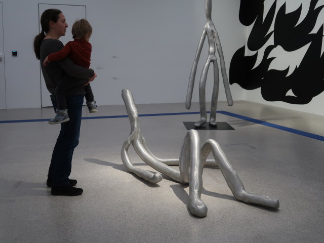 Sabine und Nils in der Ausstellung 'Die Welt von morgen wird eine weitere Gegenwart gewesen sein'