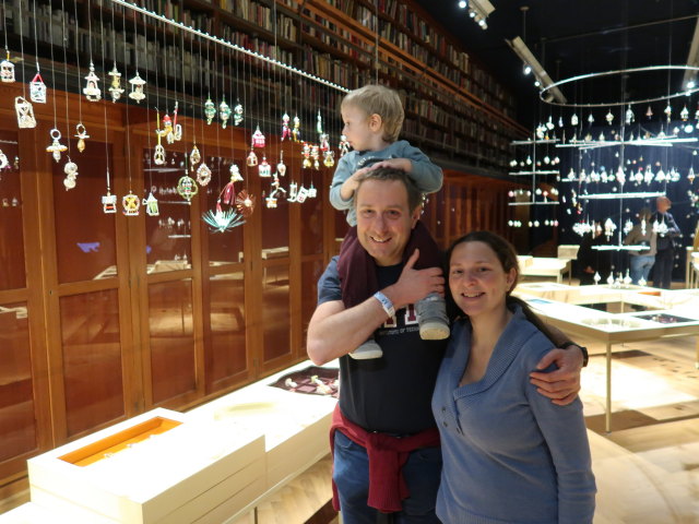 Nils, ich und Sabine in der Sonderausstellung 'Fahrrad & Hummer - Funkelnder Baumschmuck aus Gablonz'