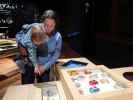 Nils und Sabine in der Sonderausstellung 'Fahrrad & Hummer - Funkelnder Baumschmuck aus Gablonz'