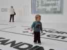 Nils in der Sonderausstellung 'Helmut Lang - S&eacute;ance de Travail 1986-2005'
