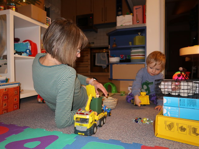 Mama und Nils in unserer Wohnung