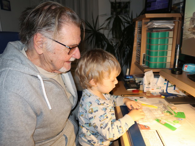 Papa und Nils im Haus meiner Eltern