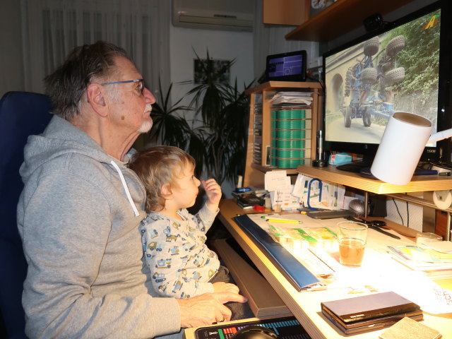 Papa und Nils im Haus meiner Eltern