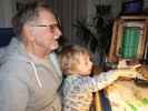 Papa und Nils im Haus meiner Eltern