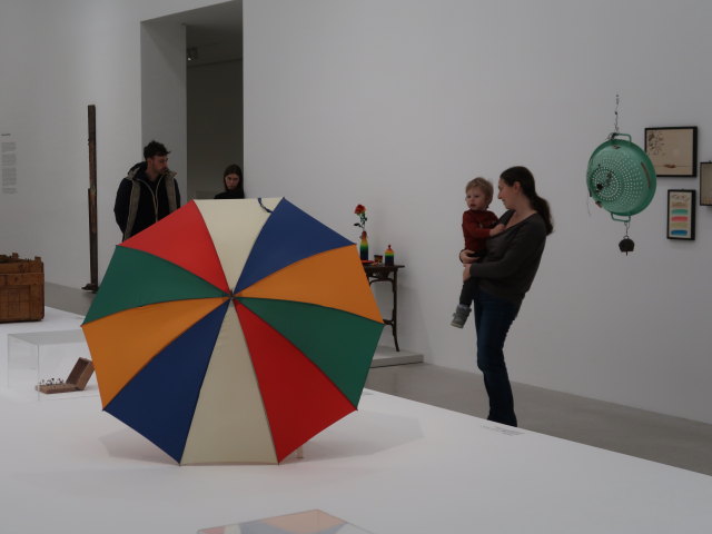 Nils und Sabine in der Ausstellung 'Mapping the 60s - Kunst-Geschichten aus den Sammlungen des mumok Fokus #2'