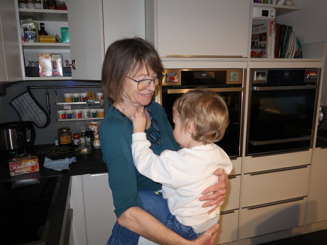 Mama und Nils im Haus meiner Eltern