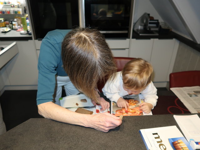 Mama und Nils im Haus meiner Eltern