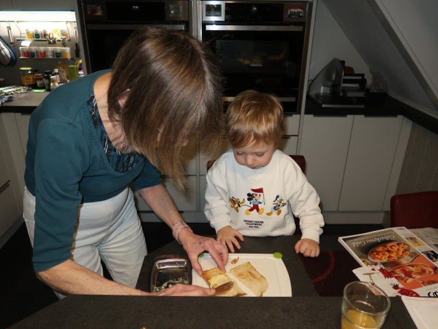 Mama und Nils im Haus meiner Eltern