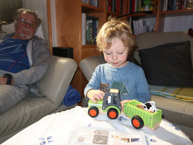 Papa und Nils im Haus meiner Eltern