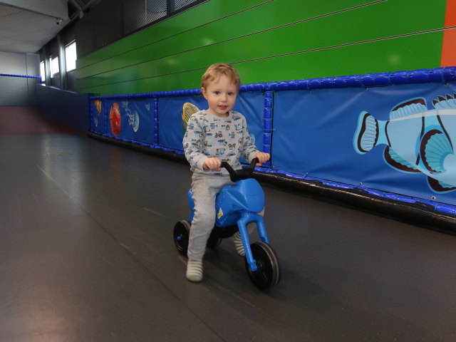 Nils auf der Auto-Rutschbahn