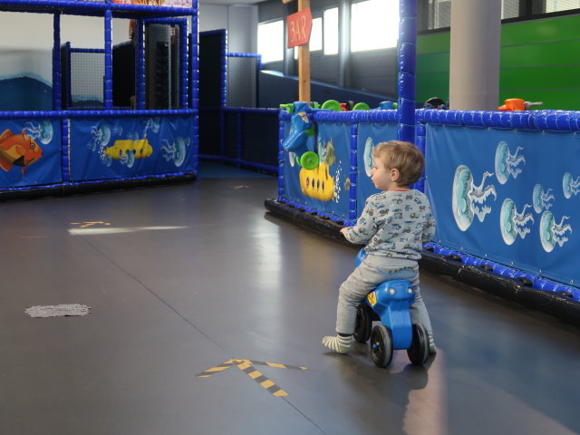 Nils auf der Auto-Rutschbahn