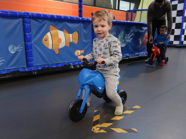 Nils auf der Auto-Rutschbahn