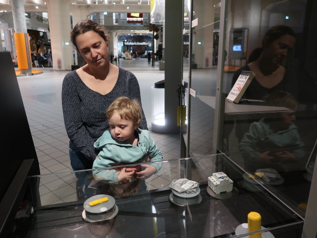 Sabine und Nils in der Sonderausstellung 'More than Recycling'