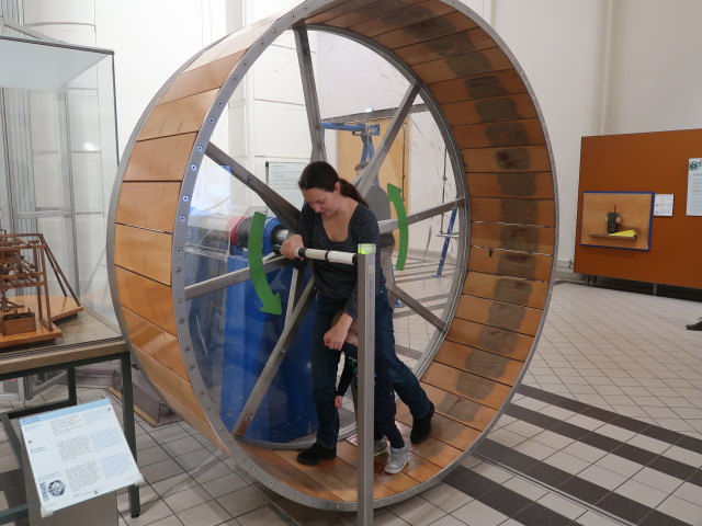 Sabine und Nils in der Dauerausstellung 'Energie'