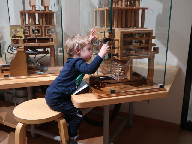 Nils in der Dauerausstellung 'Musikinstrumente'