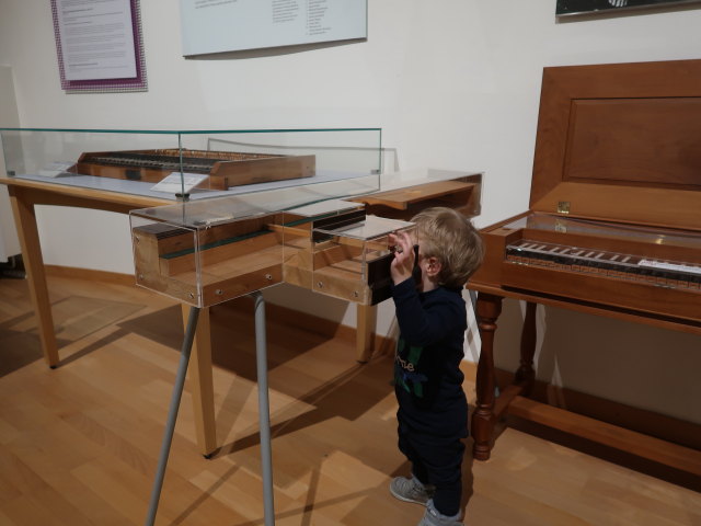 Nils in der Dauerausstellung 'Musikinstrumente'