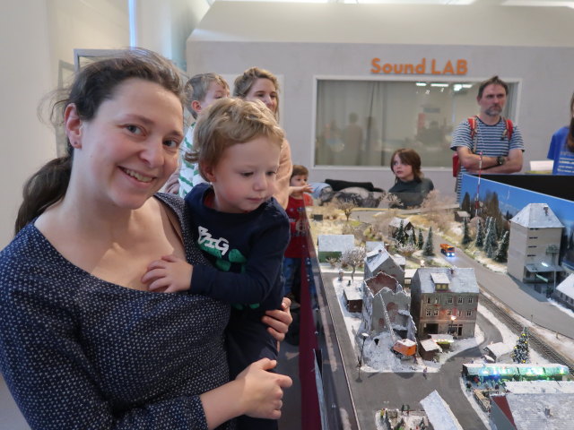 Sabine und Nils in der Sonderausstellung 'Im Bann der Bahn'