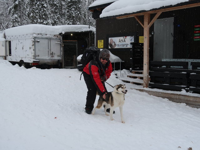 Markus in der Basis von Arctic Dogsled Adventure in Laxforsen (20. Feb.)