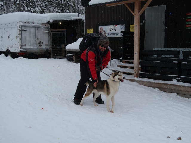 Markus in der Basis von Arctic Dogsled Adventure in Laxforsen (20. Feb.)