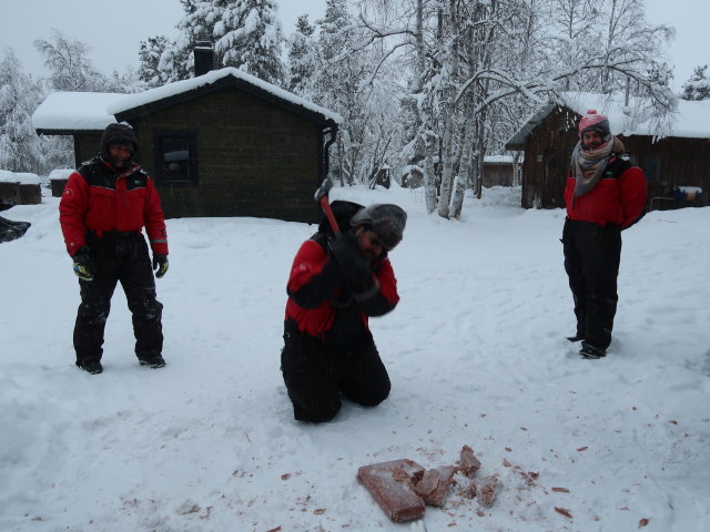Markus im Wildniscamp von Arctic Dogsled Adventure beim V&auml;kk&auml;r&auml;j&auml;rvi (20. Feb.)