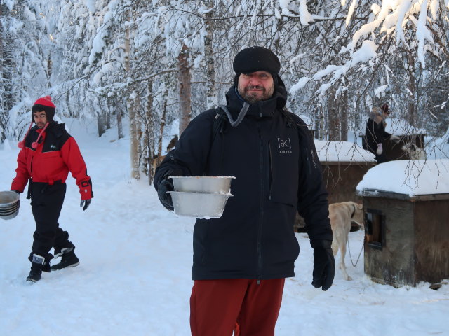 Markus im Wildniscamp von Arctic Dogsled Adventure beim V&auml;kk&auml;r&auml;j&auml;rvi (21. Feb.)