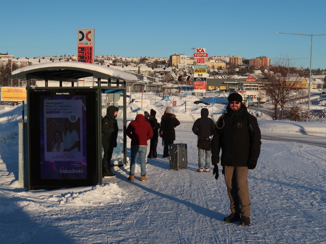 Markus in der Haltestelle Kiruna Coop (23. Feb.)