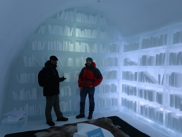Markus und ich in der Art Suite 'Arctic Archive' im Icehotel 36 in Jukkasj&auml;rvi (23. Feb.)