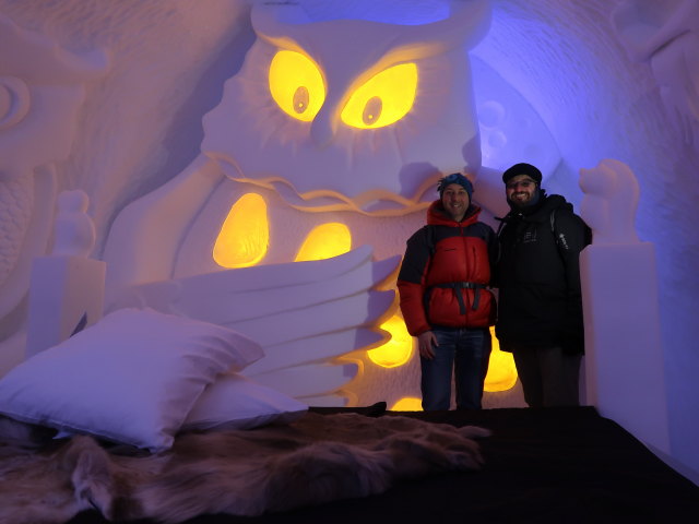 Ich und Markus in der Art Suite 'Parliament of Owls' im Icehotel 36 in Jukkasj&auml;rvi (23. Feb.)