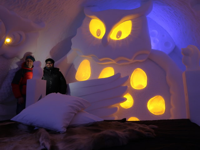 Ich und Markus in der Art Suite 'Parliament of Owls' im Icehotel 36 in Jukkasj&auml;rvi (23. Feb.)
