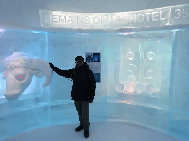 Markus in den Remains of Icehotel 35 im Icehotel 365 in Jukkasj&auml;rvi (23. Feb.)