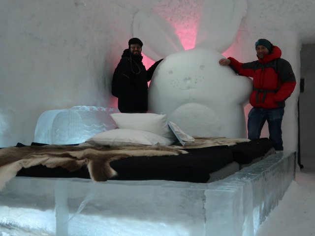 Markus und ich in der Deluxe Suite 'Toybox' im Icehotel 365 in Jukkasj&auml;rvi (23. Feb.)