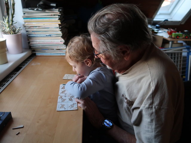 Nils und Papa im Haus meiner Eltern
