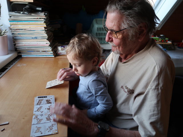 Nils und Papa im Haus meiner Eltern