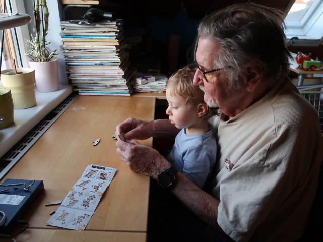 Nils und Papa im Haus meiner Eltern
