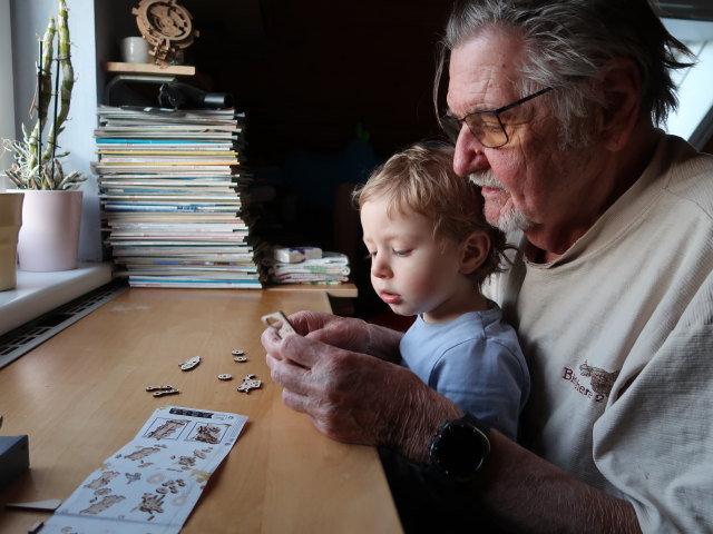 Nils und Papa im Haus meiner Eltern