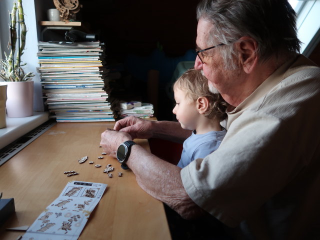 Nils und Papa im Haus meiner Eltern