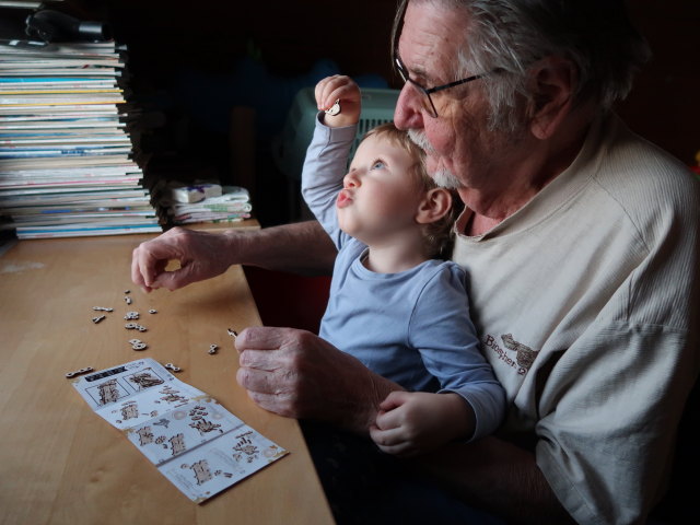 Nils und Papa im Haus meiner Eltern