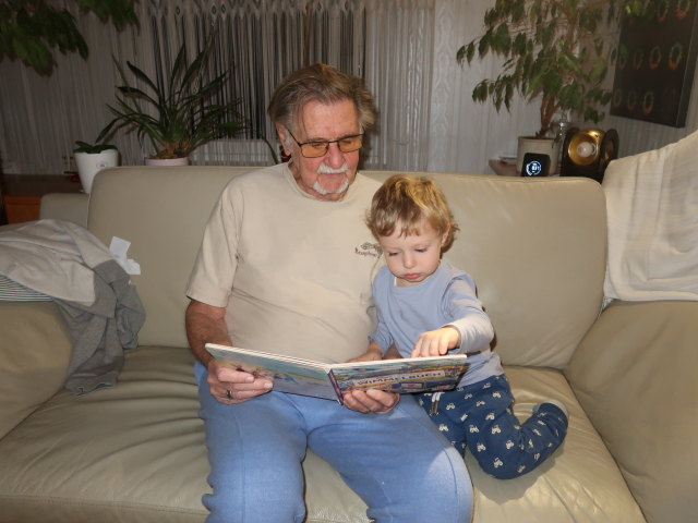 Papa und Nils im Haus meiner Eltern