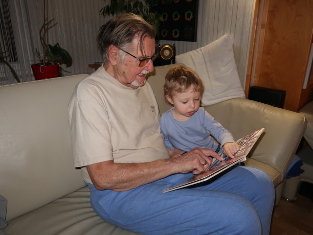 Papa und Nils im Haus meiner Eltern