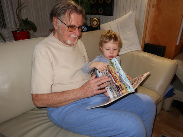 Papa und Nils im Haus meiner Eltern