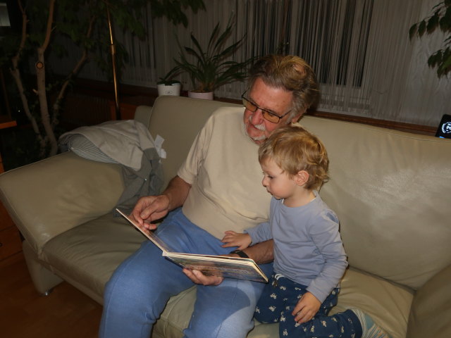 Papa und Nils im Haus meiner Eltern