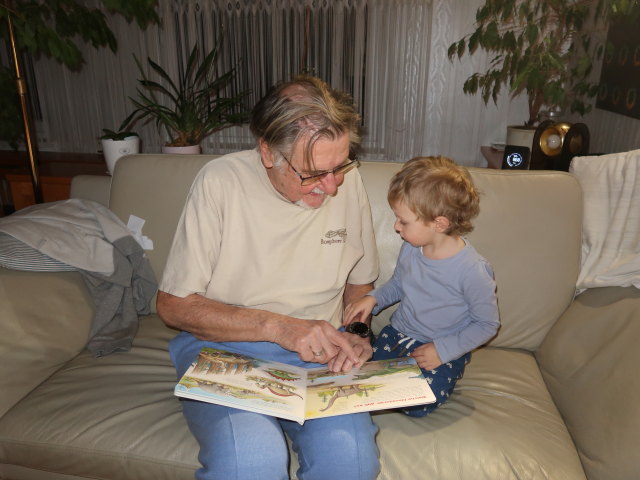 Papa und Nils im Haus meiner Eltern