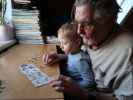 Nils und Papa im Haus meiner Eltern