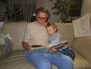 Papa und Nils im Haus meiner Eltern