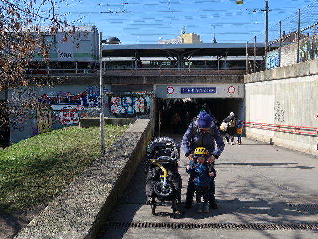 Nils und Sabine beim Bahnhof Wien Liesing, 225 m