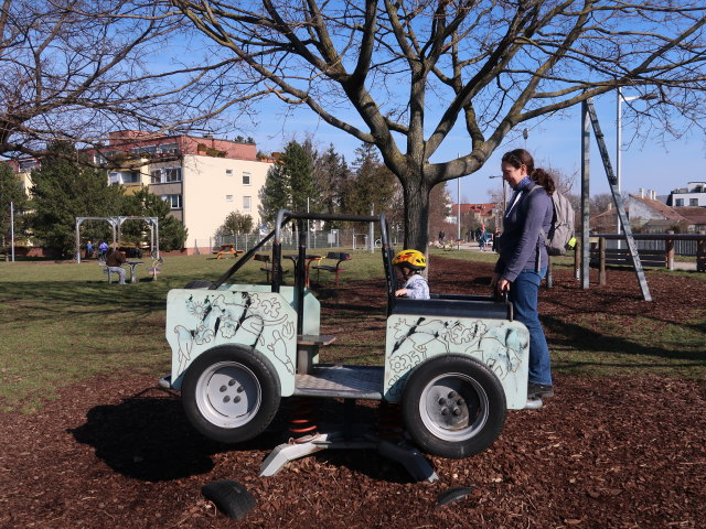 Nils und Sabine am Spielplatz Reklewskigasse