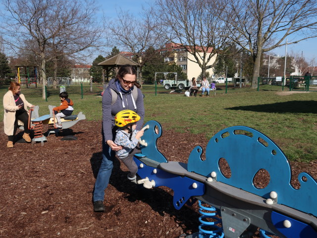 Sabine und Nils am Spielplatz Reklewskigasse