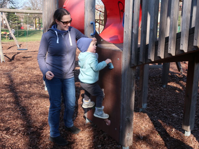 Sabine und Nils am Spielplatz Reklewskigasse