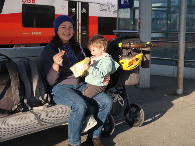 Sabine und Nils im Bahnhof Wien Meidling, 210 m